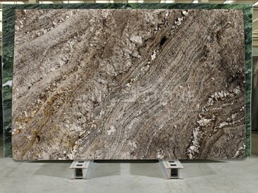 Kamenná deska hnědé žuly Amarone v zemitých odstínech