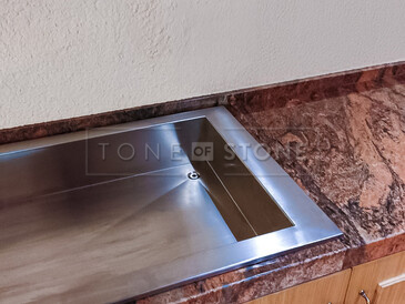 červená kuchyňská deska ze žuly Multicolor a nerezový dřez s horní montáží a přesahem červená kuchyňská deska ze žuly Multicolor a nerezový dřez s horní montáží a přesahem