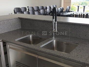 šedá pracovní deska do kuchyně z umělého kamene Technistone Taurus Terazzo Grey a dva samostatné dřezy vedle sebe se spodní montáží šedá pracovní deska do kuchyně z umělého kamene Technistone Taurus Terazzo Grey a dva samostatné dřezy vedle sebe se spodní montáží