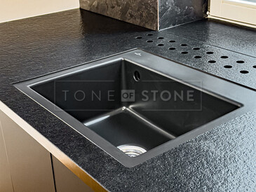 černá pracovní deska do kuchyně ze žuly Nero Assoluto Zimbabwe včetně dřezu s montáží do roviny a vyfrézovanou větrací mřížkou černá pracovní deska do kuchyně ze žuly Nero Assoluto Zimbabwe včetně dřezu s montáží do roviny a vyfrézovanou větrací mřížkou