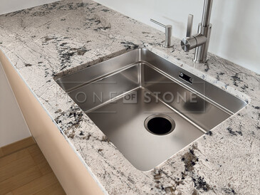 žulová kuchyňská deska z šedého přírodního kamene White Babylon a dřez se spodní montáží žulová kuchyňská deska z šedého přírodního kamene White Babylon a dřez se spodní montáží