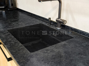 černá kuchyňská deska ze žuly Mist Black a černý dřez se spodní montáží