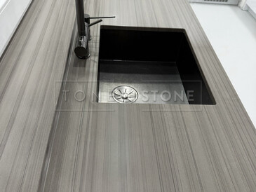 šedá kuchyňská žulová deska z přírodního kamene Grey Veneer a dřez se spodní montáží bez odkapové plochy