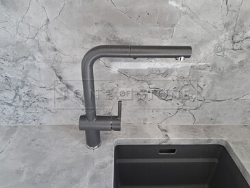 šedá kuchyňská deska z kvarcitu Super White Calacatta včetně kamenného obkladu za pracovní deskou a dřez se spodní montáží