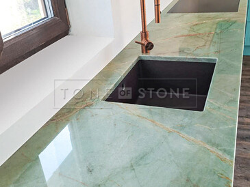 zelená kuchyňská deska z přírodního kamene Jadore a dřez se spodní montáží bez odkapové plochy