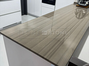 Kuchyňský ostrov s žulovou deskou v šedé barvě z přírodního kamene Grey Veneer