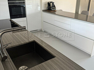 Kamenné pracovní desky ze žuly Grey Veneer včetně kuchyňského ostrova a kuchyňského dřezu se spodní montáží