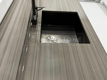 Šedá kuchyňská deska z šedého přírodního kamene Grey Veneer - dřez se spodní montáží, kamenná parapet součástí kuchyňské desky