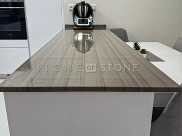 Kuchyňský ostrůvek s kamennou deskou z přírodního kamene Grey Veneer v šedé barvě