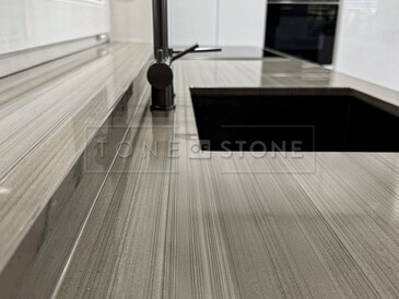 Kuchyňská deska ze žuly Grey Veneer v šedé barvě - kamenný parapet součástí pracovní desky a kuchyňský dřez se spodní montáží