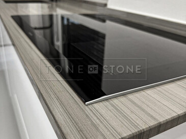 Šedá pracovní deska ze žuly Grey Veneer a varná deska s horní montáží