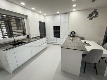 Žulové kuchyňské desky z přírodního kamene Grey Veneer v šedé barvě