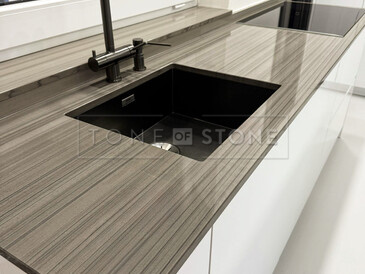 Kuchyňská deska z přírodního kamene Grey Veneer v šedé barvě - kuchyňský dřez se spodní montáží a kamenný parapet součástí kuchyňské desky