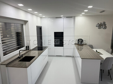 Kamenná kuchyňská deska ze žuly Grey Veneer  - bílá kuchyně s šedou žulovou deskou včetně kuchyňského ostrůvku