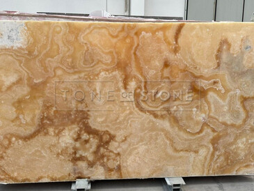 Přírodní kámen Onice Miele v oranžových, medových odstínech s výraznou kresbou a možností částečného podsvícení Přírodní kámen Onice Miele v oranžových, medových odstínech s výraznou kresbou a možností částečného podsvícení