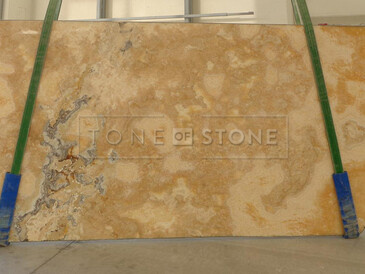 Onice Miele je přírodní onyx v oranžovo-zlatých tónech, který je možné prosvítit a použít jako luxusní kamenný obklad stěny nebo kamenný stůl