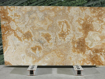 Kamenná deska onyxu Onice Miele v oranžovém odstínu - ideální pro kamenný obklad stěny technikou bookmatch Kamenná deska onyxu Onice Miele v oranžovém odstínu - ideální pro kamenný obklad stěny technikou bookmatch