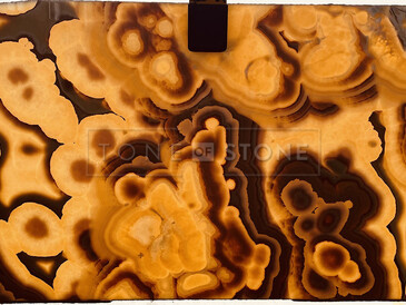 Prosvícený onyx Onice Miele s výraznou kresbou a medovými tóny