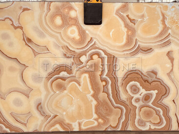 Onyxová deska Onice Miele v medově-oranžové barvě s výraznou kresbou a v leštěné povrchové úpravě