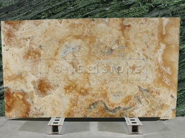 Přírodní kámen Onice Miele je přírodní onyx se zlatavými barevnými odstíny - kamennou desku je možné částečně prosvítit.