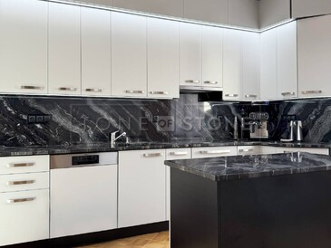 Kamenná kuchyňská deska ze žuly Agata Black s kontrastní kresbou skvěle doplní moderní kuchyni