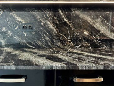 Žulová kuchyňská deska ze žuly Agata Black s kamenným obkladem