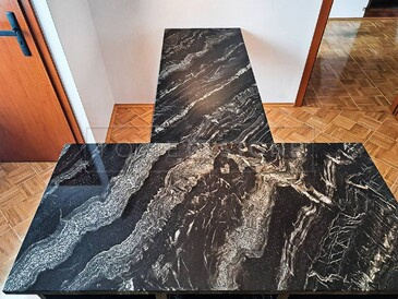 Žulová pracovní deska ostrůvku a kamenný jídelní stůl ze žuly Agata Black