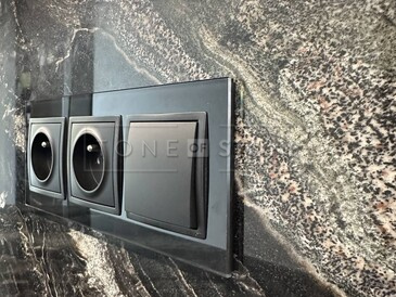 Kamenný obklad za kuchyňskou desku ze žuly Agata Black