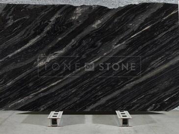 Žulová deska přírodního kamene Agata Black v černé barvě s pravidelnou kontrastní kresbou