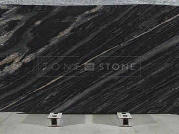 Kamenná deska žuly Agata Black v černém odstínu s výraznou bílou kresbou