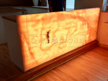 Kuchyňský ostrůvek s kamennou zádovou deskou z onyxu Onice Honey s prosvícením Kuchyňský ostrůvek s kamennou zádovou deskou z onyxu Onice Honey s prosvícením