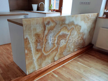 Kamenný obklad kuchyňského ostrůvku z onyxu Onice Honey v medovém odstínu žluté a oranžové s možností prosvícení Kamenný obklad kuchyňského ostrůvku z onyxu Onice Honey v medovém odstínu žluté a oranžové s možností prosvícení