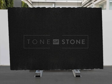 Žula Nero Impala je tmavý až černý přírodní kámen z Indie