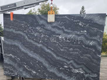 Žulová deska Agata Black v tmavém odstínu a výraznou bílou kresbou v matné povrchové úpravě satina Žulová deska Agata Black v tmavém odstínu a výraznou bílou kresbou v matné povrchové úpravě satina