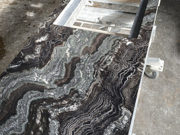 Žulová kuchyňská deska z přírodního kamene Agata Black v matné povrchové úpravě satina Žulová kuchyňská deska z přírodního kamene Agata Black v matné povrchové úpravě satina