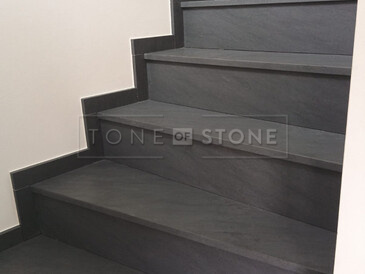 Žulové schody Carbon Grey s protiskluzovou úpravou povrchu leather Žulové schody Carbon Grey s protiskluzovou úpravou povrchu leather