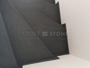 Vnitřní schodiště z přírodního kamene Carbon Grey s bočními sokly
