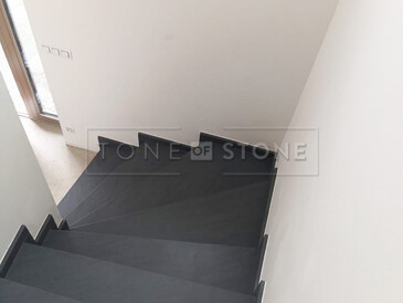 Vnitřní kamenné schody z žuly Carbon Grey v elegantní šedé barvě