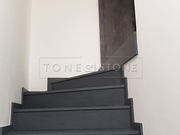 Kamenné schodiště z žuly Carbon Grey – kombinace luxusu a odolnosti