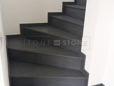 Kamenné schody ze žuly Carbon Grey v interiéru moderního domu