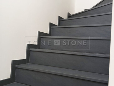 Žulové schodiště Carbon Grey s jemnou kresbou kamene v moderním prostoru Žulové schodiště Carbon Grey s jemnou kresbou kamene v moderním prostoru