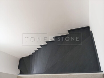 Šedé žulové schodiště z přírodního kamene Carbon Grey v protiskluzové povrchové úpravě leather Šedé žulové schodiště z přírodního kamene Carbon Grey v protiskluzové povrchové úpravě leather