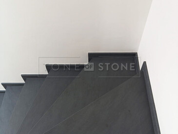 Žulové schody v šedé barvě z přírodního kamene Carbon Grey a matné povrchové úpravě leather Žulové schody v šedé barvě z přírodního kamene Carbon Grey a matné povrchové úpravě leather