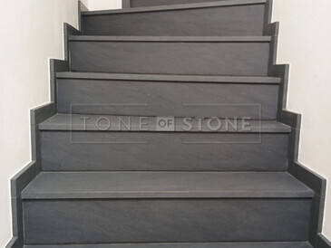 Kamenné schody z přírodní žuly Carbon Grey s jemně strukturovaným povrchem