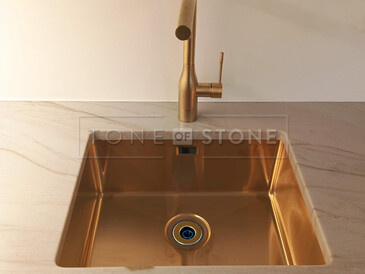 Pracovní deska do kuchyně z přírodního kamene Sky Gold v krémové barvě s jemným žilkováním - měděný dřez se spodní montáží