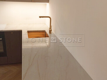 Béžová kuchyňská deska z kamene Sky Gold s jemnou kresbou  Béžová kuchyňská deska z kamene Sky Gold s jemnou kresbou