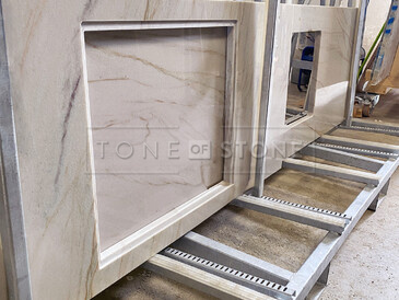 Kvarcitová kuchyňská deska z přírodního kamene Sky Gold s jemným žilkováním  Kvarcitová kuchyňská deska z přírodního kamene Sky Gold s jemným žilkováním