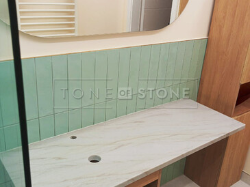 Béžová koupelnová deska z přírodního kamene Sky Gold v lesklé povrchové úpravě