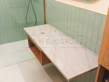 Kamenná deska do koupelny z béžového kvarcitu Sky Gold s jemným žilkováním Kamenná deska do koupelny z béžového kvarcitu Sky Gold s jemným žilkováním