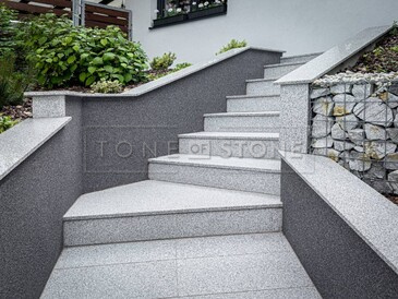 Kamenné schody ze žuly Padang Crystal v šedé barvě
